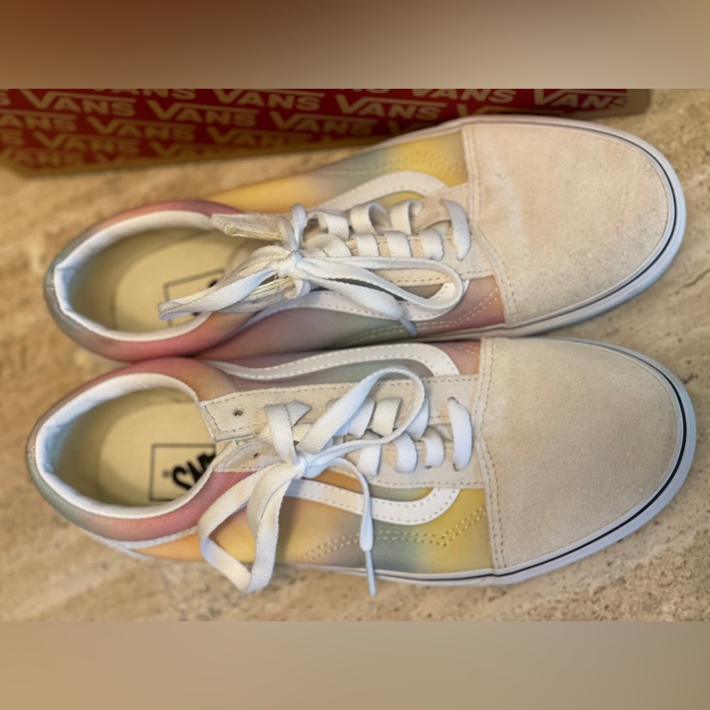 Women’s tennis shoes